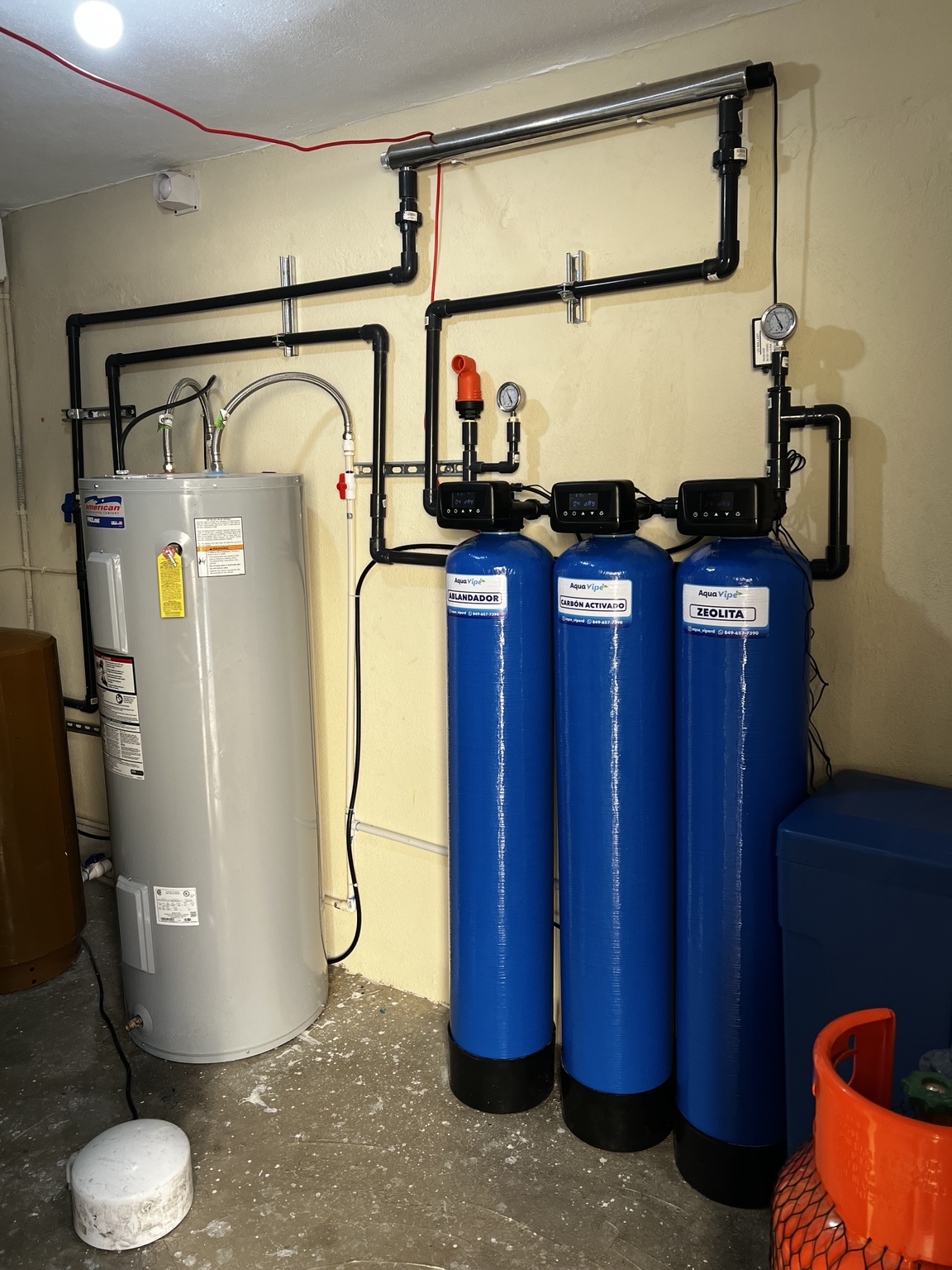 Instalación de Aqua Vipe con tres tanques y tubería organizada en una sala técnica