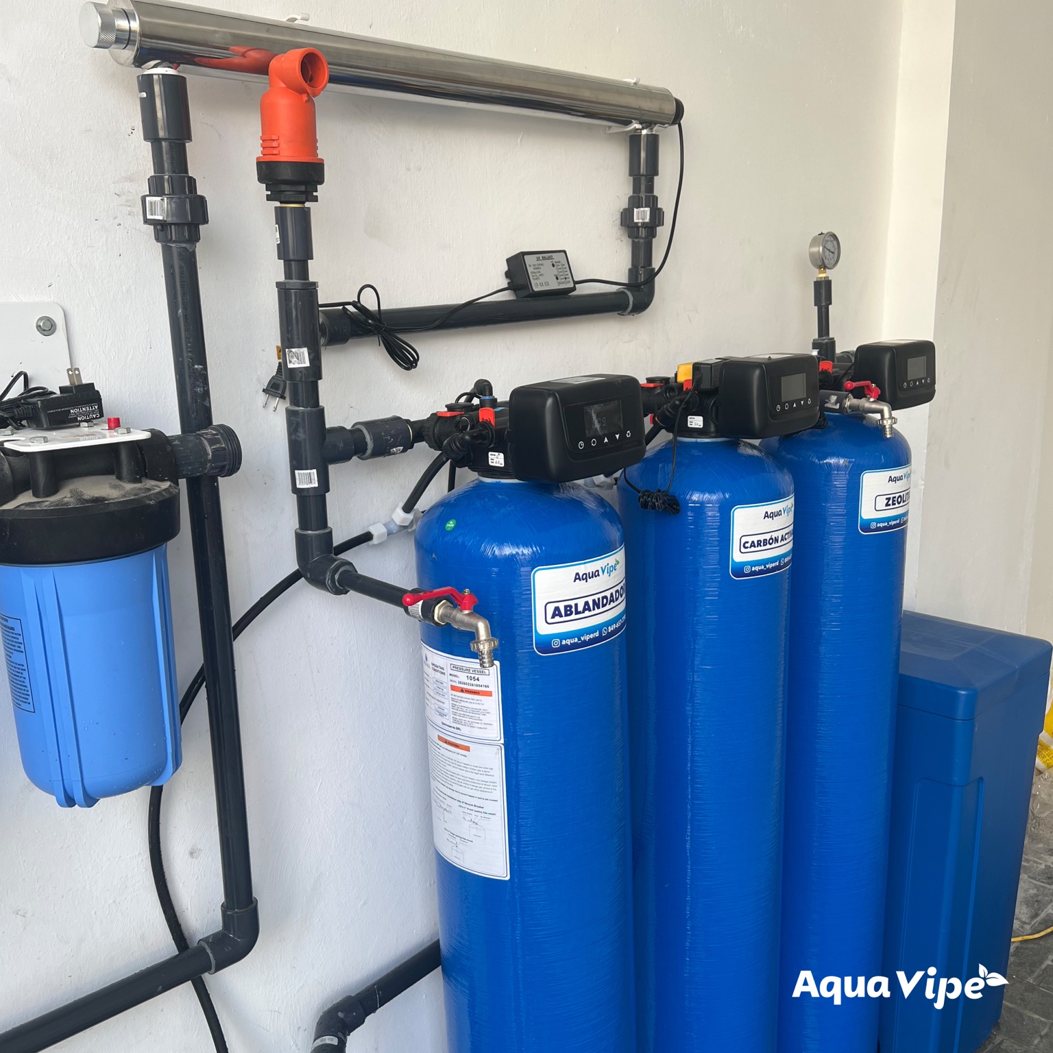 Instalación real de Aqua Vipe con tanques azules, válvulas y tuberías