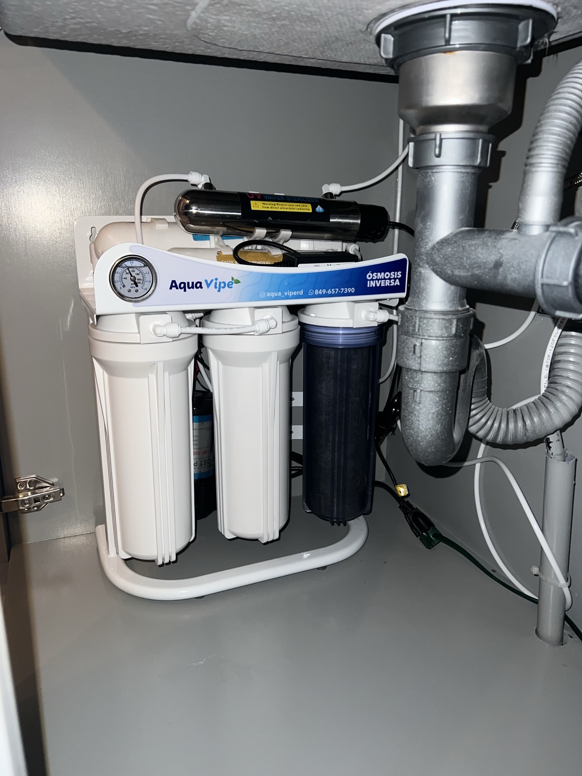 Ósmosis inversa instalada bajo un fregadero